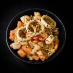 Gebratener Reis mit Lachs, Garnelen und Calmaris